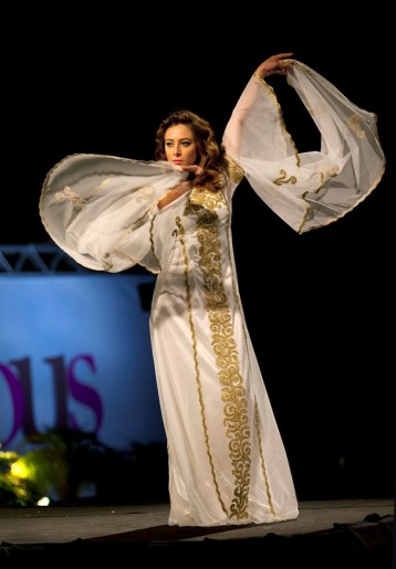מזכיר הרבה גלביות שצעדו בשבוע האופנה גינדי תל אביב (צילום: AP)