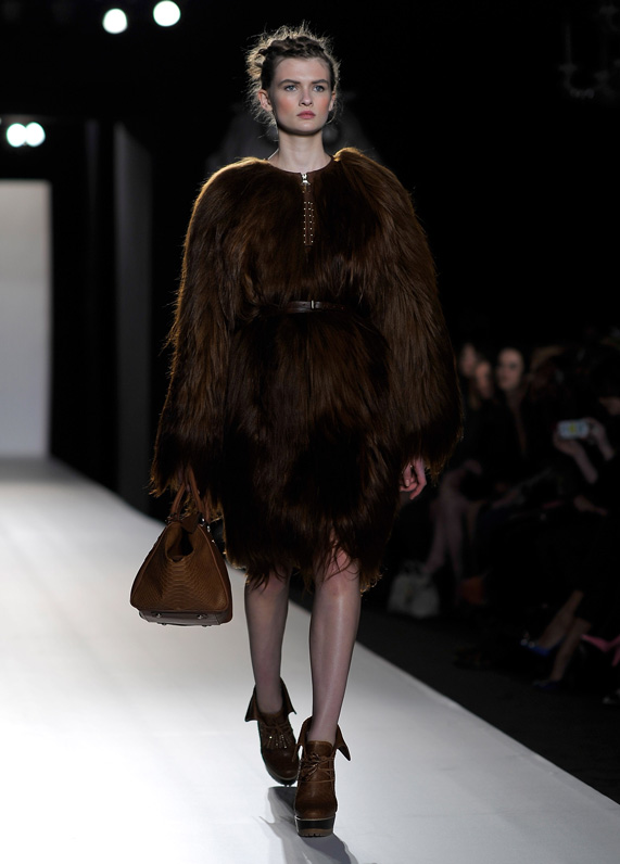 טרנד החיות בתצוגה של מאלברי בשבוע האופנה בלונדון | צילומים: גטי אימג'ס