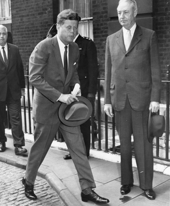 ג'ון קנדי עם הכובע ביד | צילום: גטי אימג'ס
