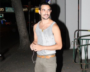 מי לבש מה: ג'ייסון דנינו הולט חושף כתפיים