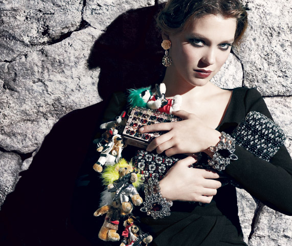 תכשיטים מסיביים בקמפיין האקססוריז של פראדה | צילום מתוך אתר המותג