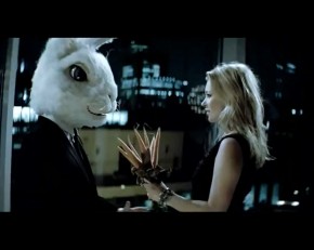 20.4.2011 | קייט מוס רוקדת עם ארנבים