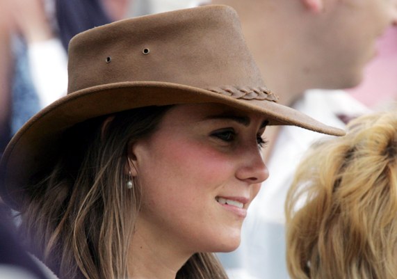 קייט מידלטון עם כובע בוקרים בשנת 2005 | צילום: גטי אימג'ס