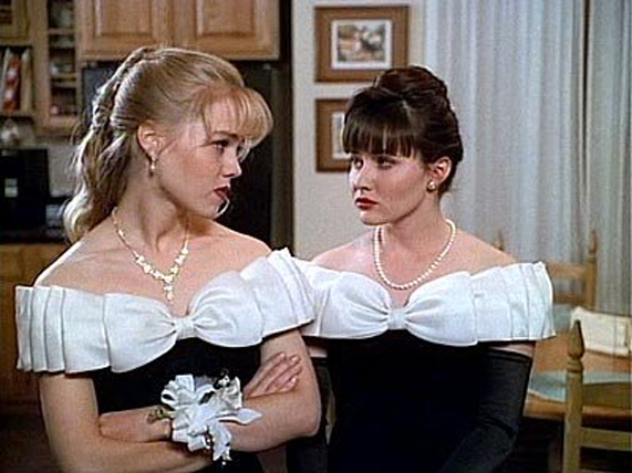 קלי וברנדה באותה שמלה, מתוך בברלי הילס 90210