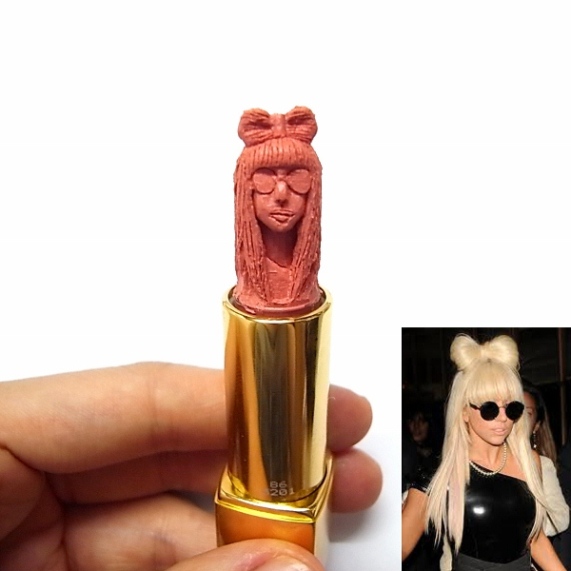  מי רוצה את ליידי גאגא בתיק איפור שלה?