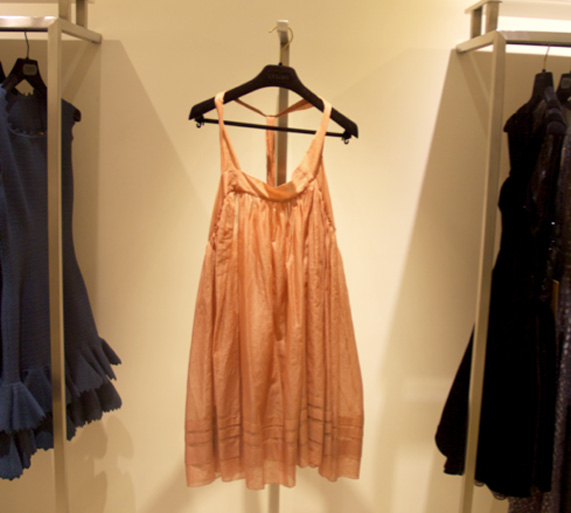 שמלה של נינה ריצ'י ב-1,092 ש"ח במקום 3,640 ש"ח. חנות העודפים של אניגמה בכיכר המדינה