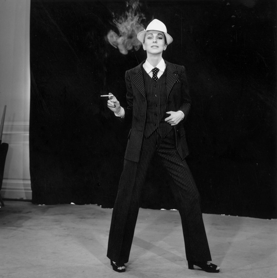 חליפת המכנסיים של איב סן לורן | צילום: גטי אימג'ס